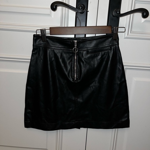 Aritzia Wilfred Free Black Leather Skirt - Picture 2 of 5
